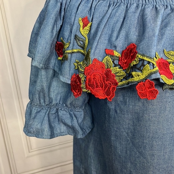 Embroidered ruffle top 🖤 - Picture 3 of 13